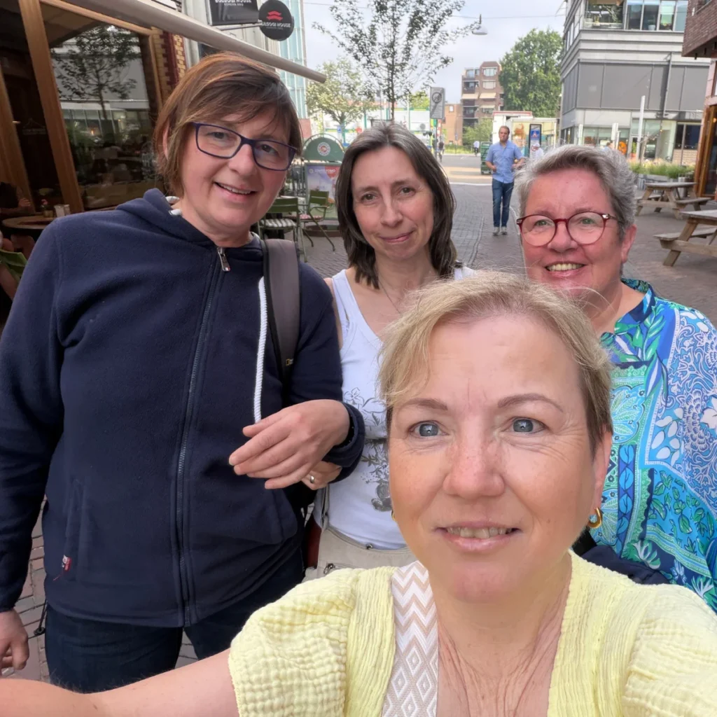Wir vier in Enschede auf dem Wochenmarkt.
