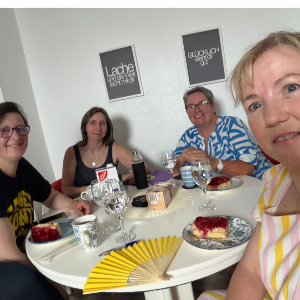 Das Teamwochenende beginnt - zusammen Kaffee trinken.
